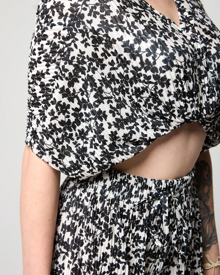 Бял дамски плисиран комплект с черни цветя - Облекло