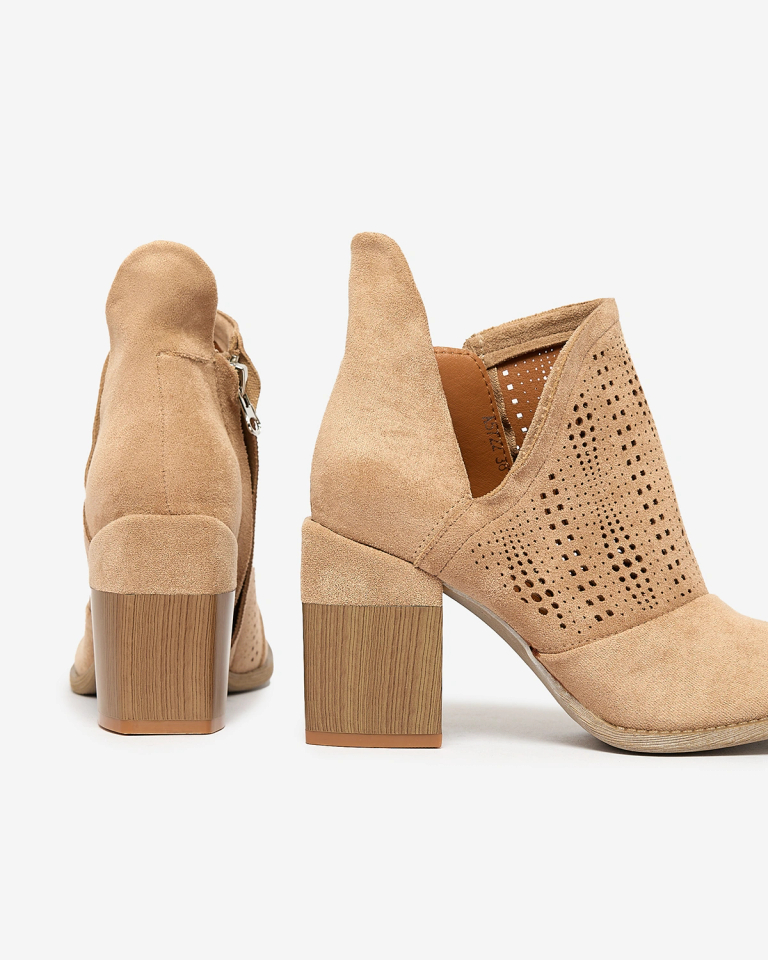 Royalfashion Ажурни ботуши с козирка в светлокафяво Revivela