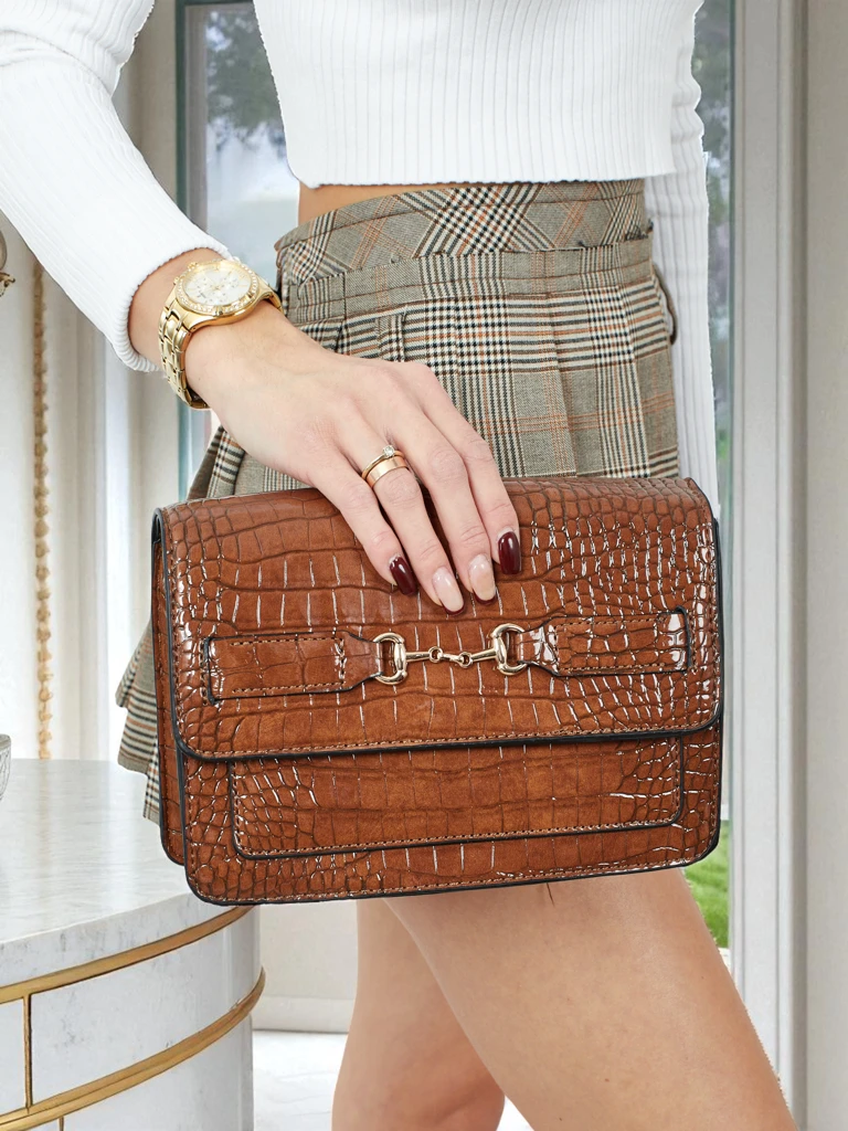 Лакирана малка дамска чанта от еко кожа Lunisse