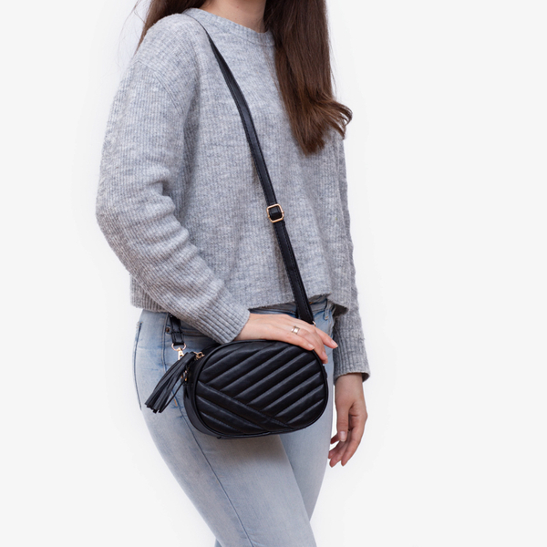 Czarna damska torebka z pikowaniem - Akcesoria