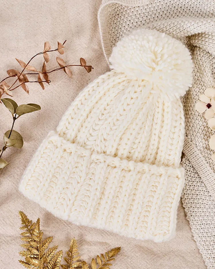 Royalfashion Дамска шапка с пискюл