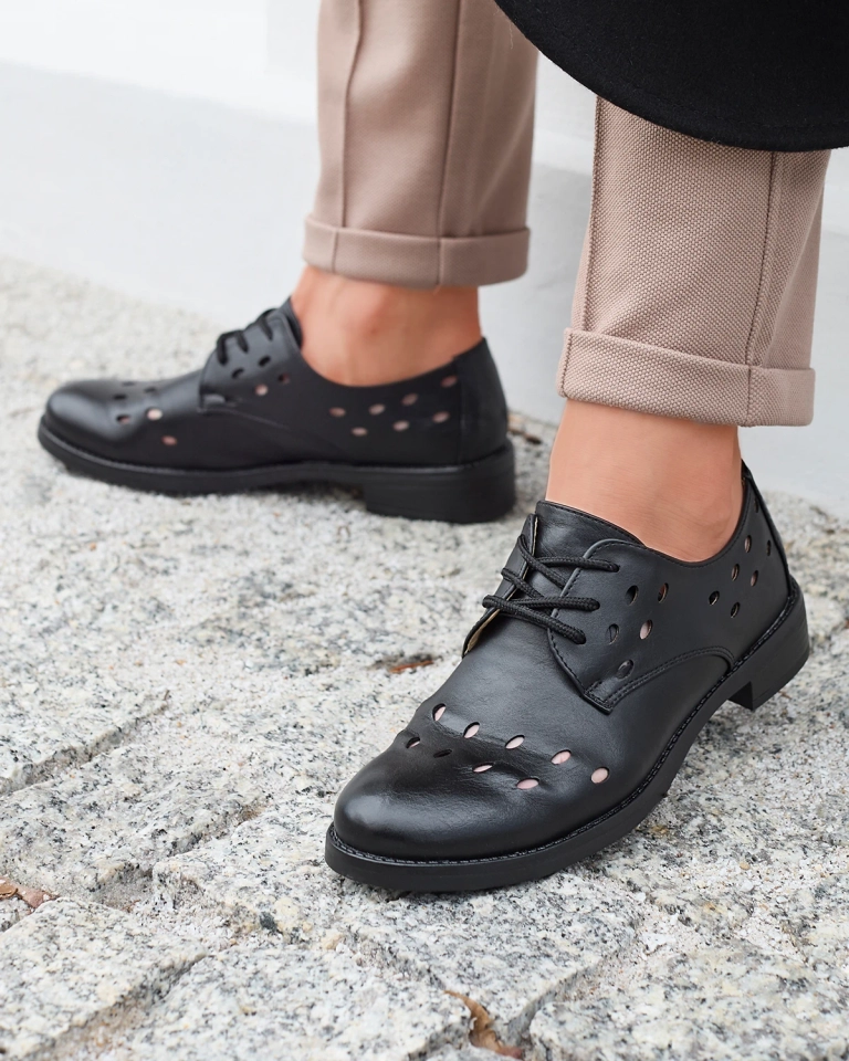 Дамски полуобувки с ажурна връзка от екокожа в черно Selofso- Footwear