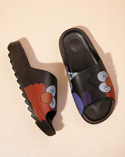 Czarne gumowe klapki damskie z printem Pfizz- Obuwie