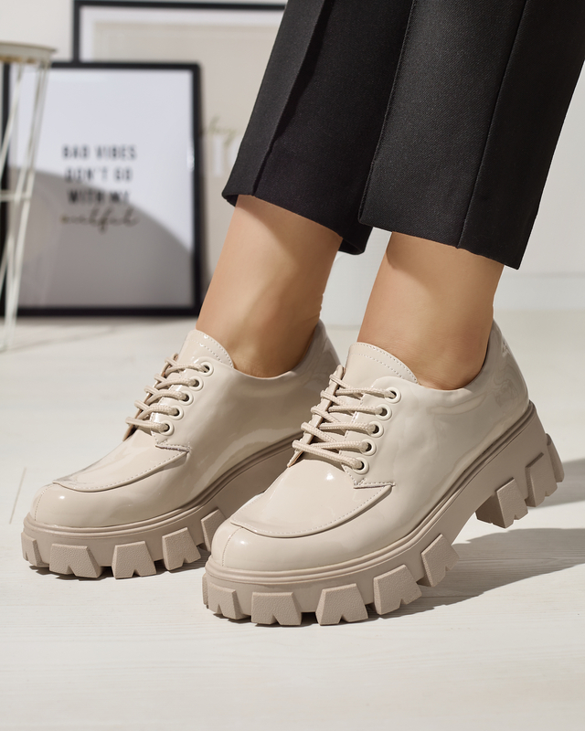 Jasnobeżowe damskie lakierowane półbuty sznurowane Ginara - Obuwie