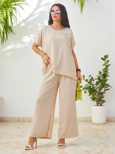 Royalfashion Дамски комплект с къс ръкав, декоративно цвете и широки панталони