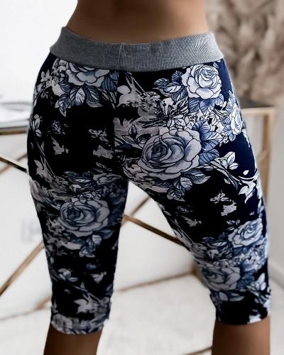 Granatowo- niebieskie damskie spodenki 3/4 z kwiatowym wzorem PLUS SIZE - Odzież