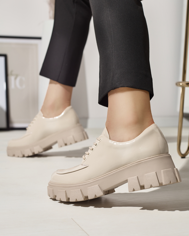 Jasnobeżowe damskie lakierowane półbuty sznurowane Ginara - Obuwie