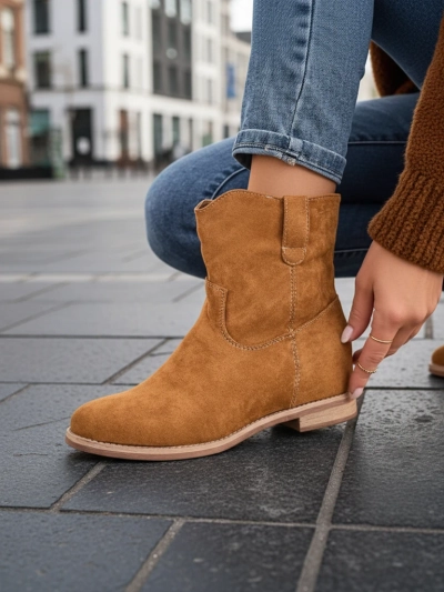 Brązowe botki a'la kowbojki na krytym koturnie Jelluma- Obuwie