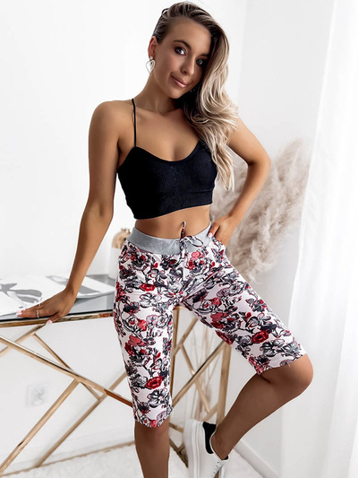 Damskie spodenki 3/4 w białym kolorze i w kwiaty PLUS SIZE - Odzież