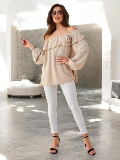 Розава блуза на испански стил с волани и цвете