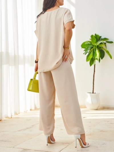 Royalfashion Дамски комплект с къс ръкав, декоративно цвете и широки панталони