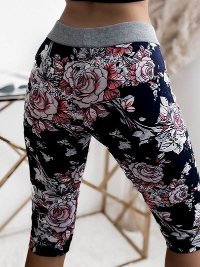 Kwiatowe spodenki damskie 3/4 w kolorze granatowo- koralowym PLUS SIZE - Odzież