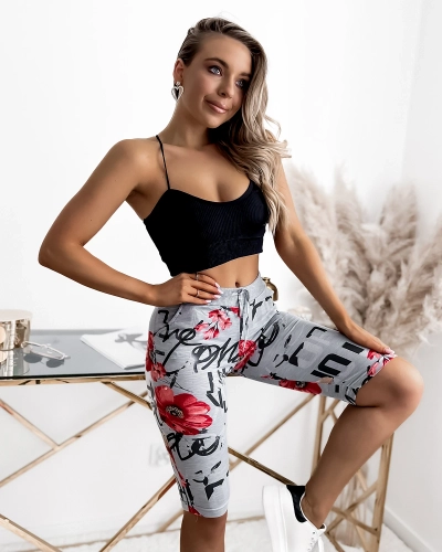 Szaro- czerwone spodenki damskie 3/4 z printem PLUS SIZE- Odzież