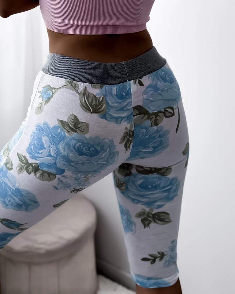 Białe spodenki damskie 3/4 w niebieskie kwiaty- Odzież