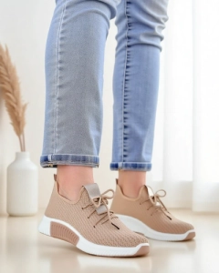 светлокафяв