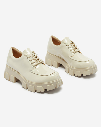 Jasnobeżowe damskie lakierowane półbuty sznurowane Ginara - Obuwie