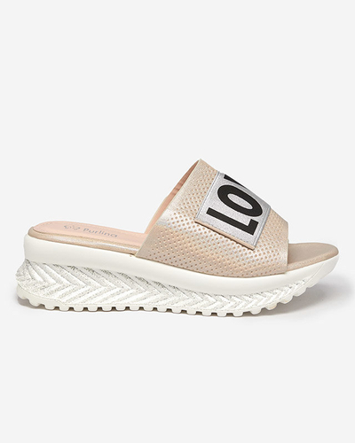 Beżowe błyszczące klapki damskie z napisem Sosha- Obuwie