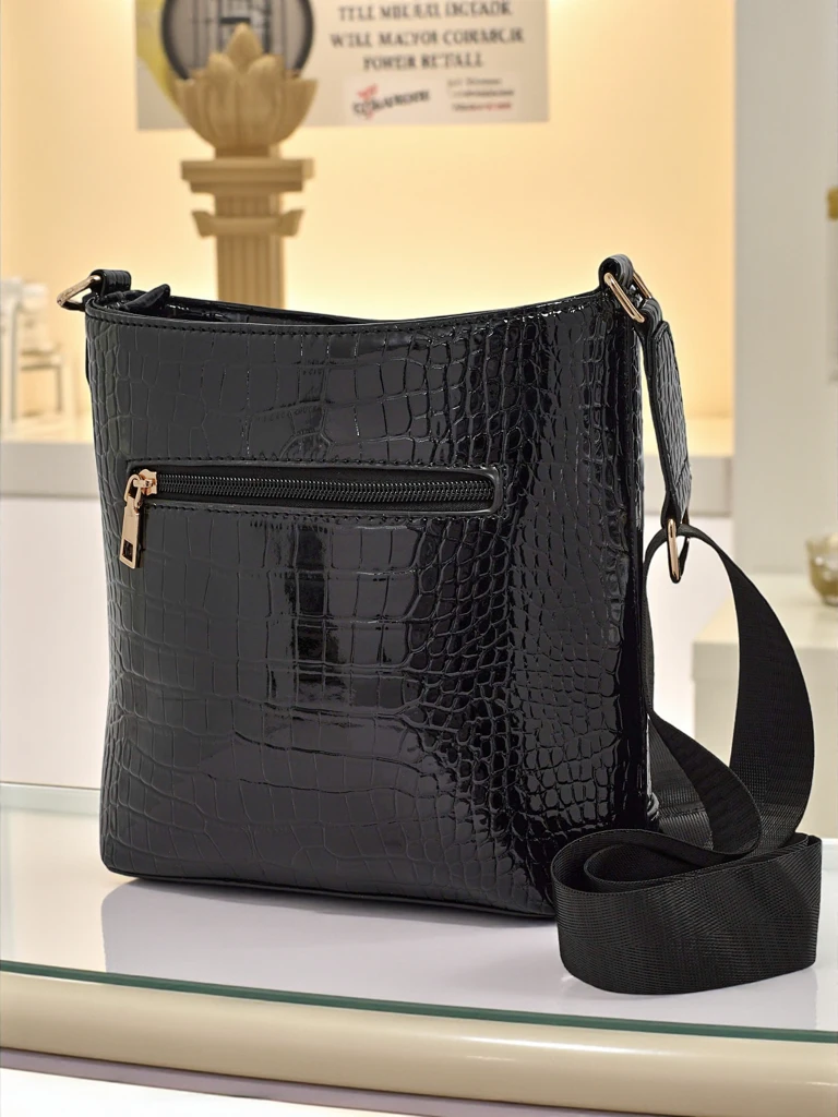 Лакирана малка дамска чанта от еко кожа Arlisse