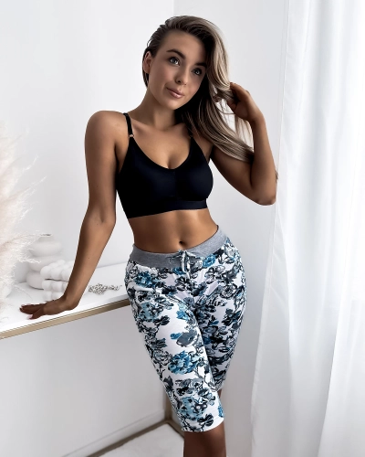 Damskie spodenki 3/4 w białym kolorze i w kwiaty PLUS SIZE - Odzież