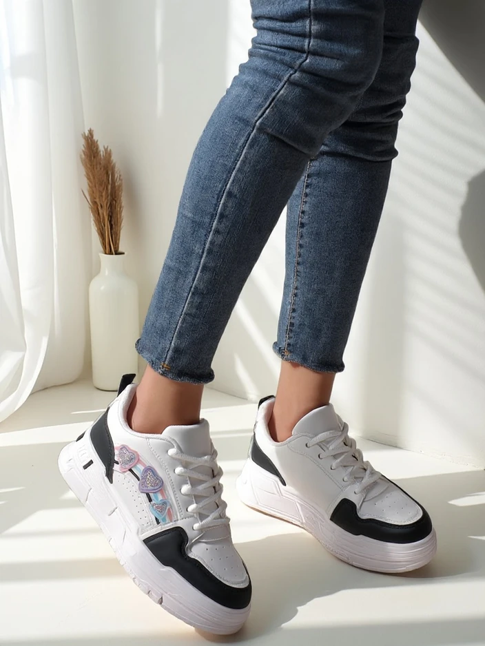 Удостоените се с тази стилна обувка - Дамски маратонки с блестящи елементи Samoles