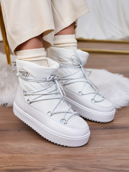 Royalfashion Дамски ботуши a'la snow boots в бяло Vevnose