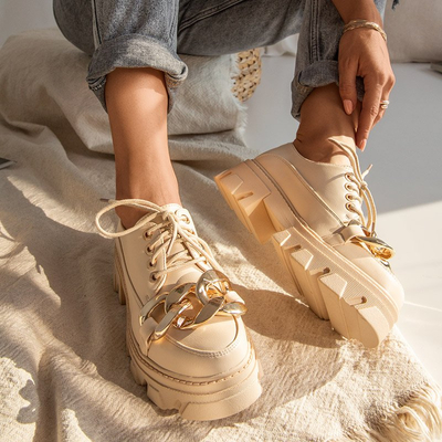 Beżowe półbuty na płaskim obcasie Eqoia - Obuwie