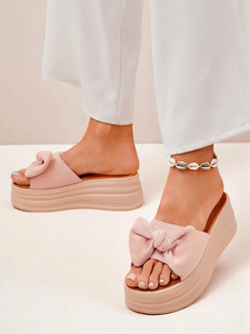 Светло розово || розово