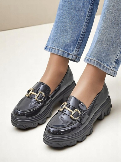 Royalfashion Дамски мокасини от патентована кожа с декорация Черен кадифе