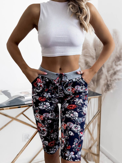 Wzorzyste spodenki damskie 3/4 w kolorze granatowo- czerwonym PLUS SIZE- Odzież