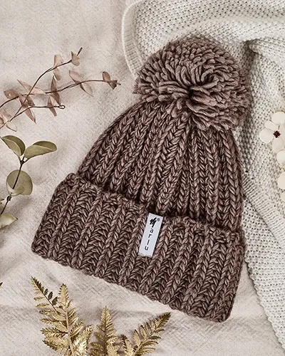 Шапка с пухче от трикотаж за жени на Royalfashion