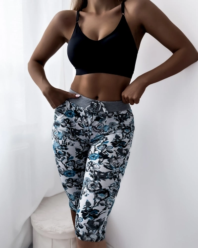 Wzorzyste spodenki damskie 3/4 w kolorze biało- turkusowym PLUS SIZE- Odzież