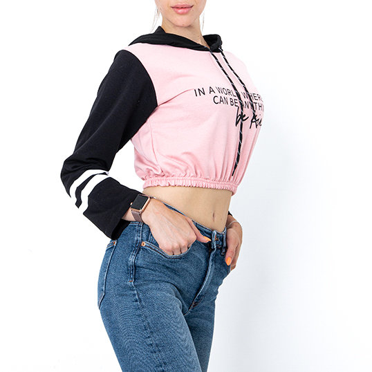 Różowa damska bluza crop top z kapturem i napisami - Odzież