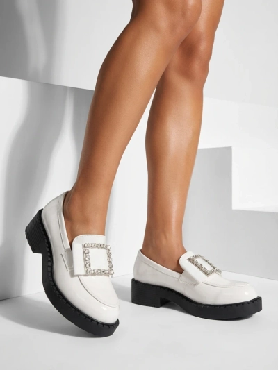 Białe półbuty lakierowane z klamrą Fogim- Obuwie