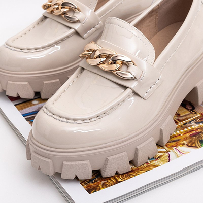 Jasnobeżowe damskie lakierowane półbuty z łańcuszkiem Ginewra - Obuwie