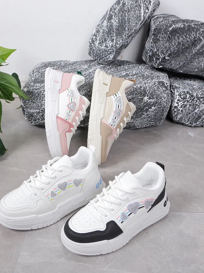 Удостоените се с тази стилна обувка - Дамски маратонки с блестящи елементи Samoles