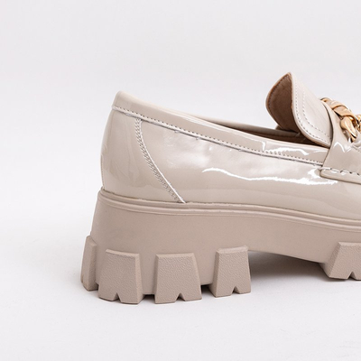 Jasnobeżowe damskie lakierowane półbuty z łańcuszkiem Ginewra - Obuwie