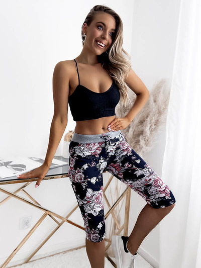 Kwiatowe spodenki damskie 3/4 w kolorze granatowo- koralowym PLUS SIZE - Odzież