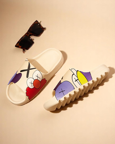 Kremowe gumowe klapki damskie z printem Pfizz- Obuwie