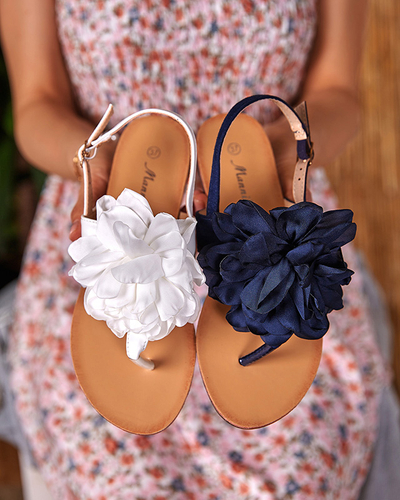 Czarne damskie sandałki typu japonki z kwiatkiem Nerikala - Obuwie