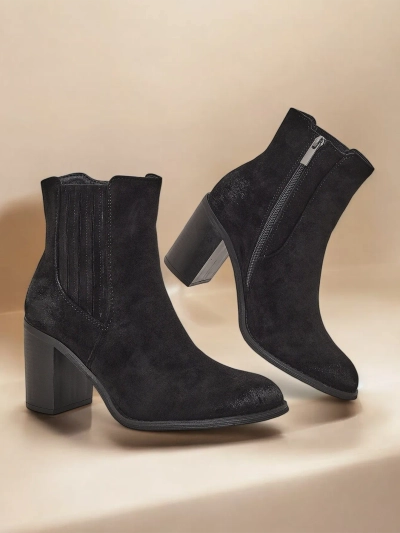 Royalfashion Дамски боти от еко велур на блок ток Cesios