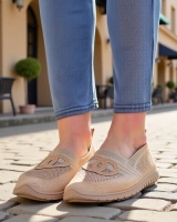 светлокафяв