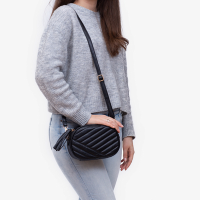 Czarna damska torebka z pikowaniem - Akcesoria