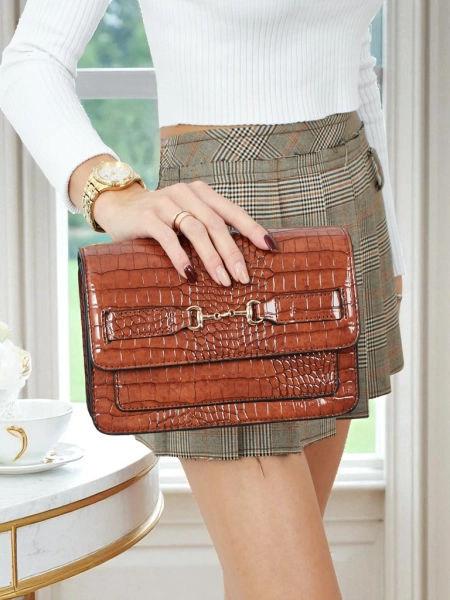 Лакирана малка дамска чанта от еко кожа Lunisse