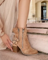 светлокафяв || кафяв