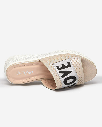 Beżowe błyszczące klapki damskie z napisem Sosha- Obuwie