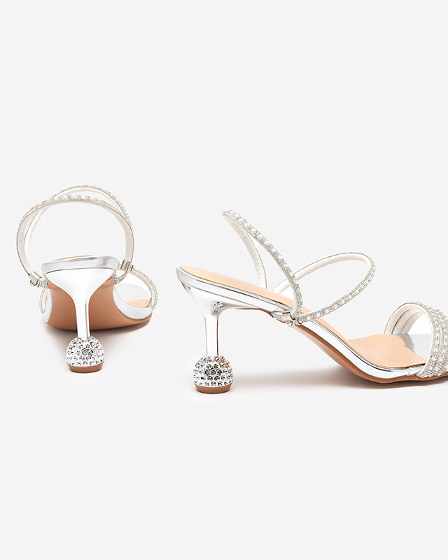 Srebrne lakierowane klapki na niskim obcasie Lakopi- Obuwie