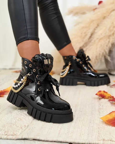 Royalfashion Дамски лакирани ботуши с изолация в черно Dahaff