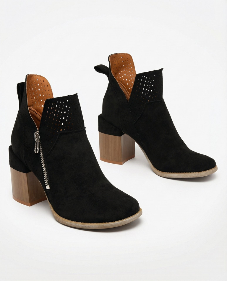 Royalfashion Черни ажурни ботуши на ток Veviret