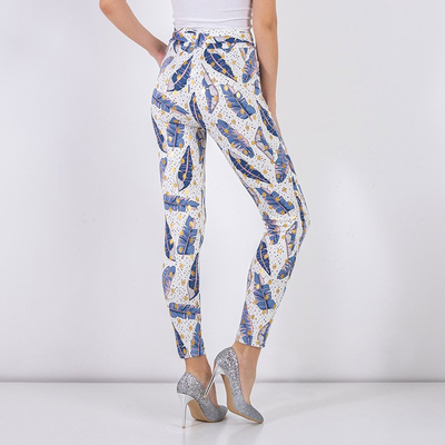 Białe damskie tregginsy w piórka - Odzież