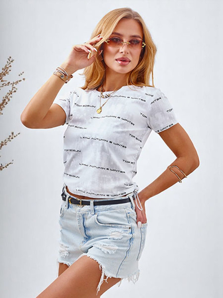 Royalfashion Дамска памучна тениска със странични връзки, надписи и блясък